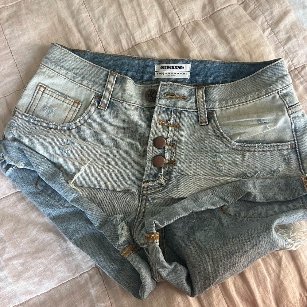 One Teaspoon Bandits shorts in size 24. NWOT